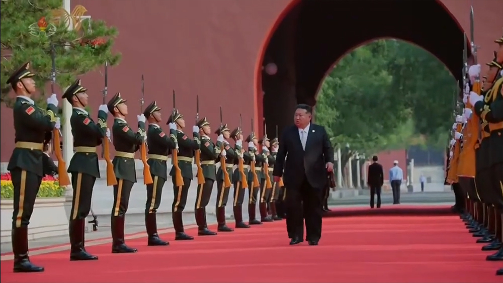 9月3日，金正恩出席中国人民抗日战争暨世界反法西斯战争胜利80周年纪念活动。