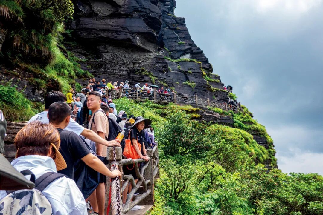 2024年6月16日,贵州梵净山景区的游客。图/视觉中国