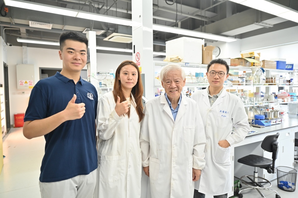 孔海南（右二）与年轻学生合影。澎湃新闻记者 张呈君 图