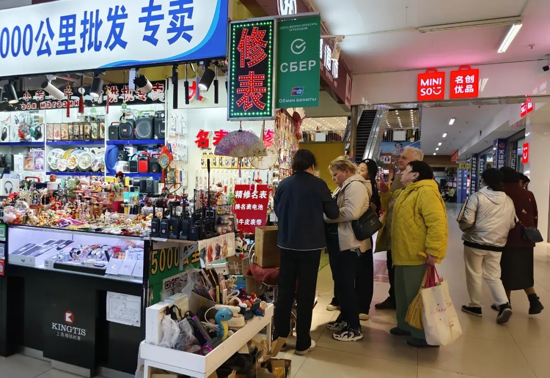 ◎ 在黑河华富商城购物的俄罗斯人