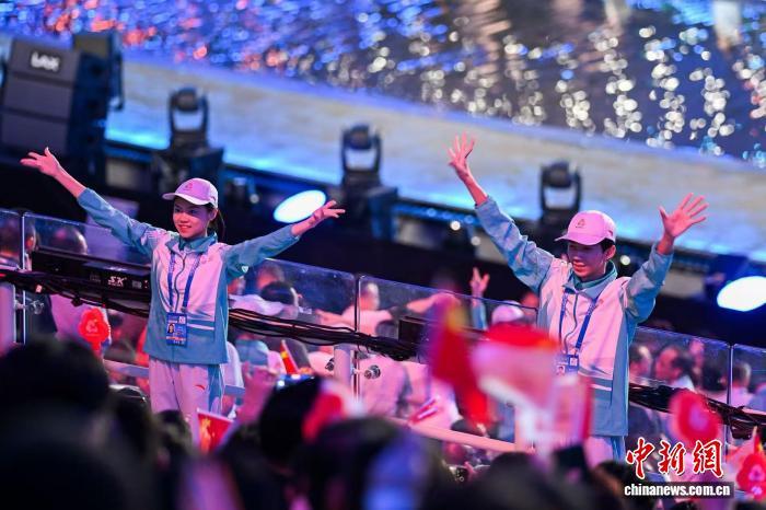 圖為志願者引導觀眾參與互動。　楊耀燁 攝