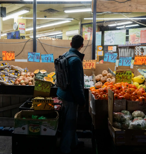 【世界说】美国消费者信心指数跌至三年来新低 经济压力凸显政策与民生脱节