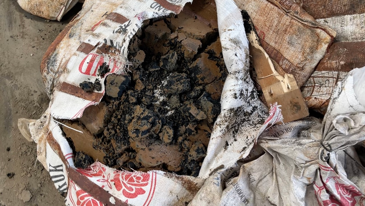 淮安辰能生态农业科技有限公司内,有的污泥原料因密闭发酵,散发恶臭。