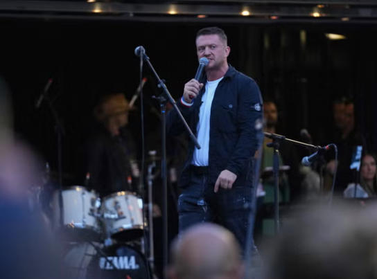 ▲汤米?罗宾逊在抗议活动上讲话