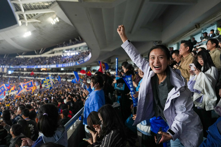 11月1日，一名球迷在看台为双方球队加油。新华社记者 李博 摄