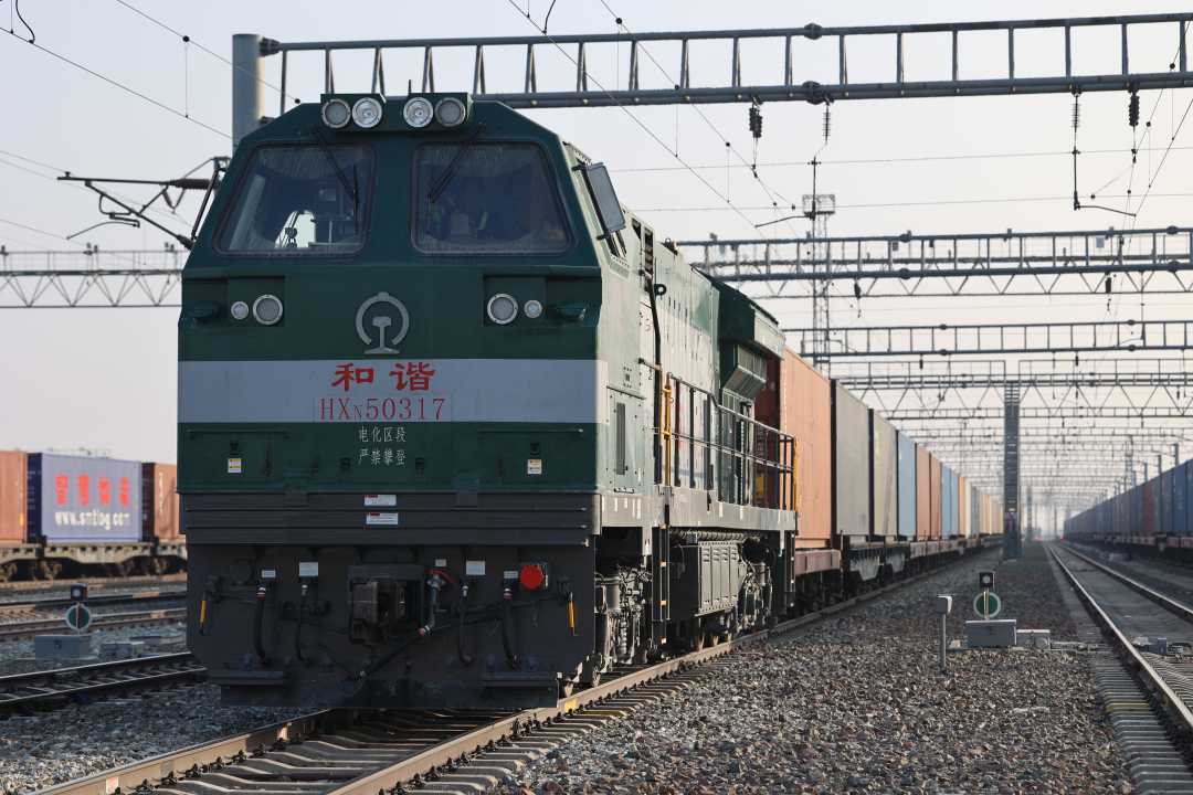 一列满载机械产品、汽车配件的中欧班列,从阿拉山口站出发,驶向波兰马拉舍维奇。郑鑫摄