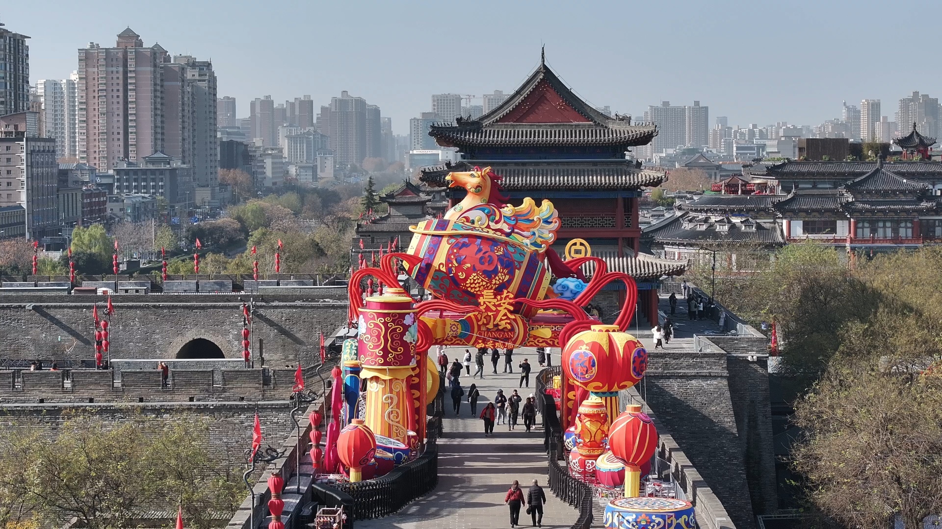 2026“长安灯会&middot;西安城墙”花灯已初步搭建（央广网记者 侯凯奇 摄）