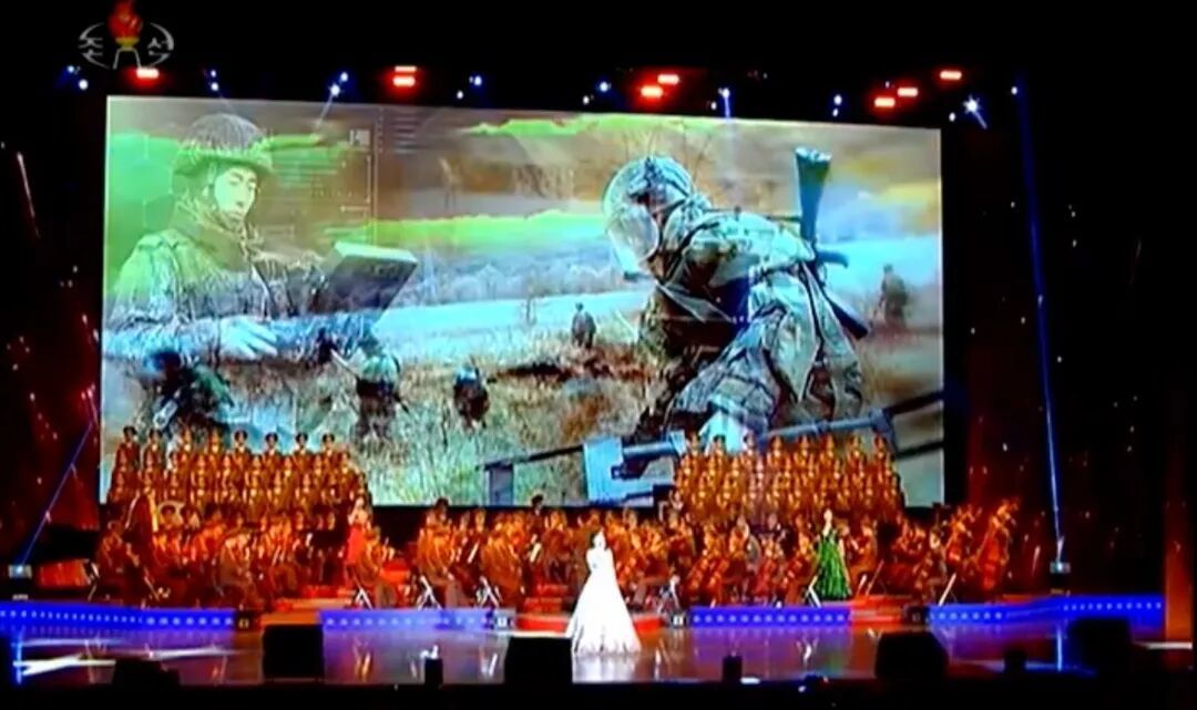 12月12日,欢迎朝鲜人民军海外工兵部队归国活动在平壤举行,欢迎演出中播放了朝鲜工兵在库尔斯克的排雷工作。图/朝鲜中央电视台报道截图