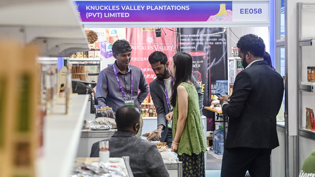 9月20日,在广西南宁国际会展中心,斯里兰卡客商在展馆布置当日工作。新华社记者张爱林摄