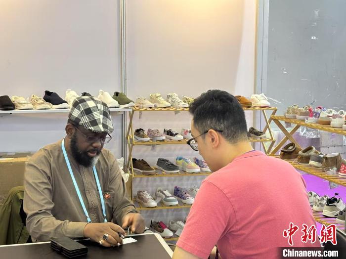 5月2日，广交会进口展香港参展商与境外采购商洽谈。中新社记者 孙秋霞 摄