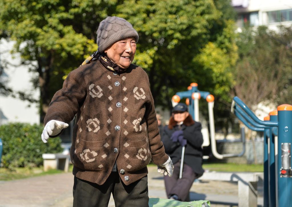 ↑2017年1月14日，夏淑琴在南京小区院子里锻炼身体。