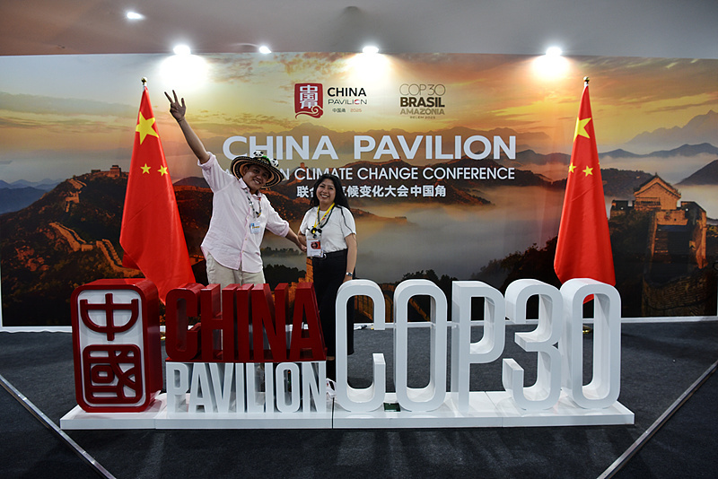 COP30中国角展现中国长城美景,布置吸引外国参会青年留影。 视觉中国