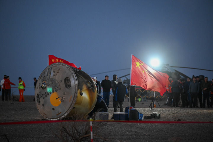 ↑11月14日，载着神舟二十号航天员乘组的神舟二十一号载人飞船返回舱在东风着陆场成功着陆。新华社记者李志鹏 摄