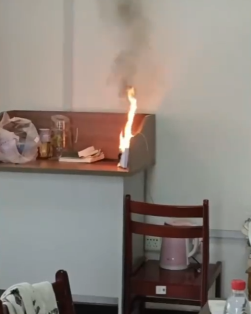 罗马仕充电宝非召回款又自燃 在学校图书馆突然爆炸