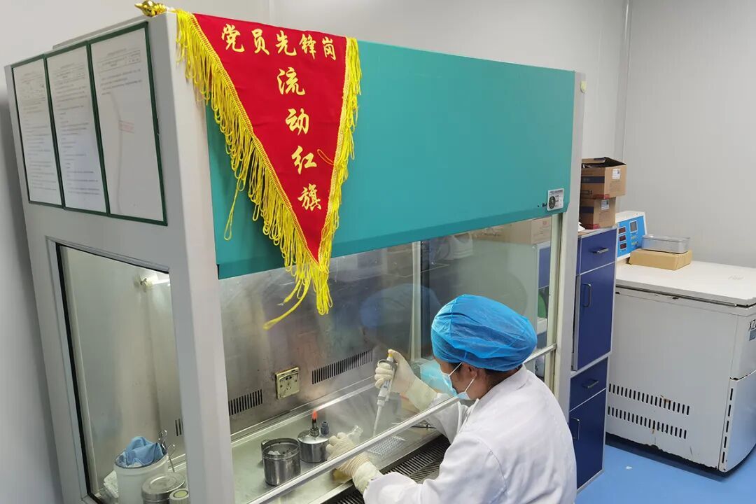 北京信得威特科技有限公司党支部“党员先锋岗”的党员进行科技研发。