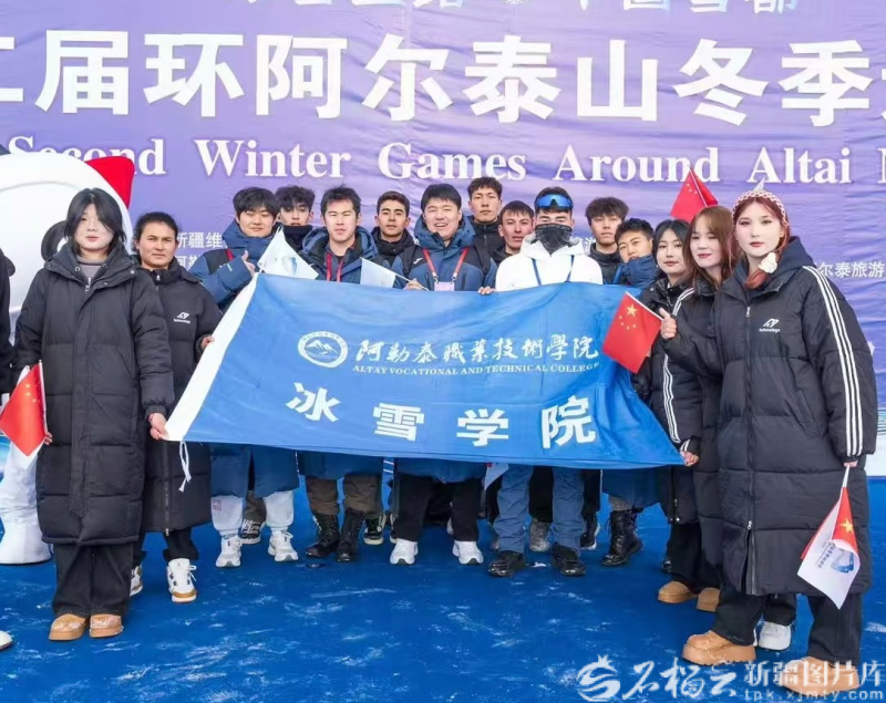 在第二届环阿尔泰山冬季运动会上，赵伟明（前排左五）和学生们在一起。邹恒晖摄