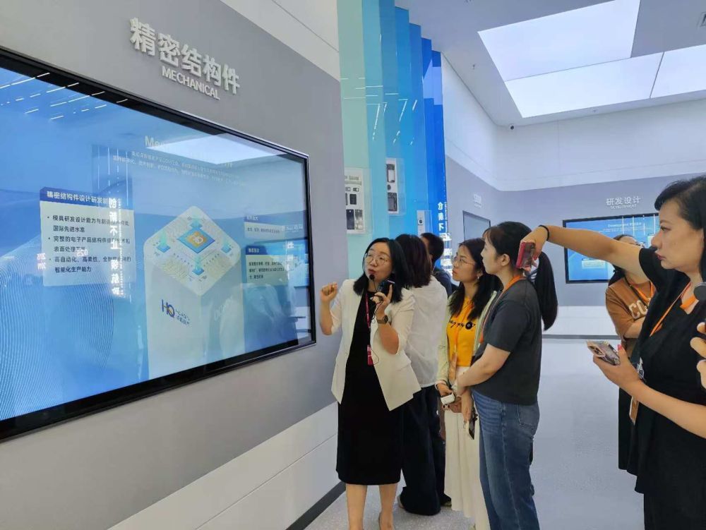 9月10日，在华勤全球研发中心，华勤技术副总裁李玉桃介绍华勤的产品。新华社记者 杨洋 摄