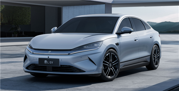 比亚迪秦L EV内饰官图发布:前备箱、怀挡、小冰箱统统安排上