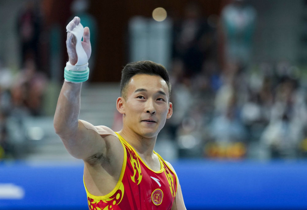 11月14日,北京队选手肖若腾在赛后向观众致意。新华社记者 胥冰洁 摄