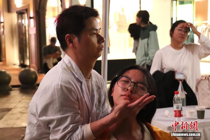 中医正在为市民正骨调理。 熊锦阳 摄