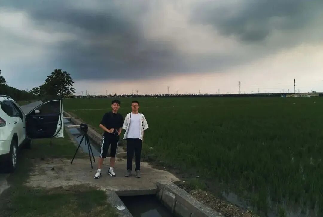 王路澄(左一)与苏镝坷