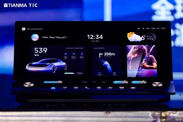 天马发布49.6英寸车载全景沉浸天轩屏：能变弯的中控屏也来了