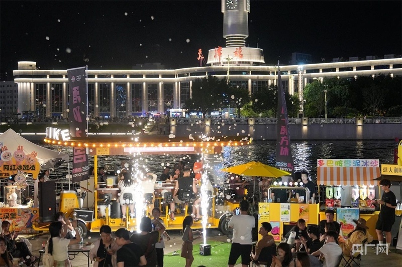 市民在海河畔纳凉（央广网记者 褚夫晴 摄）