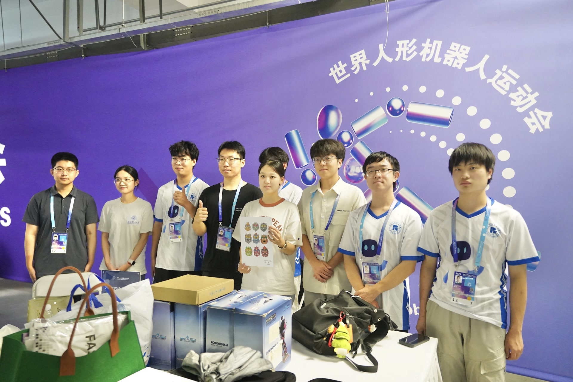 来自高校的参赛队员,展现出十足的创新活力。程功摄