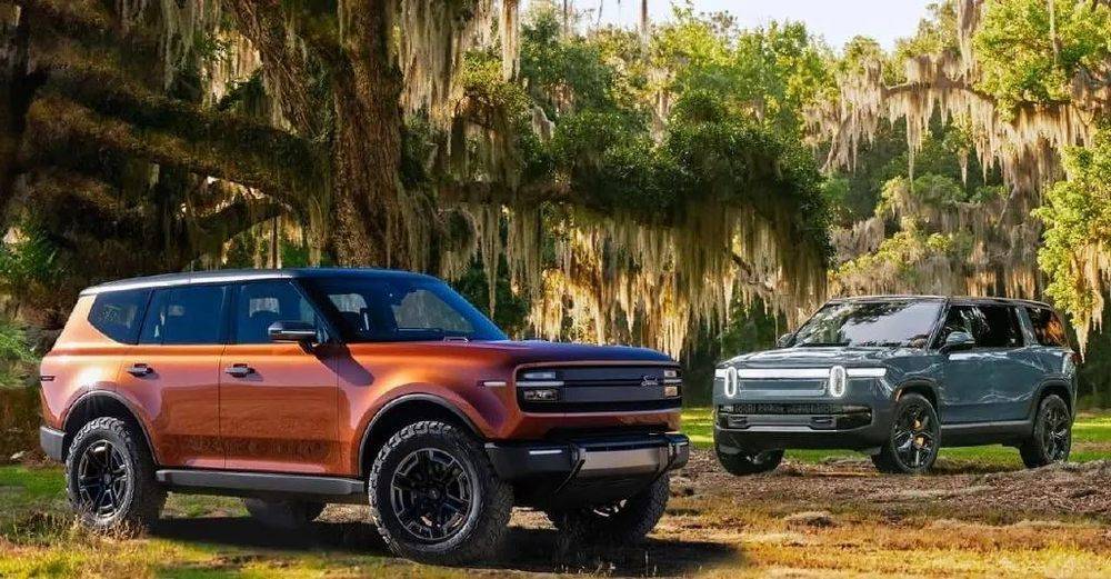 Scout Traveler SUV(左)和Rivian R1S SUV(右)