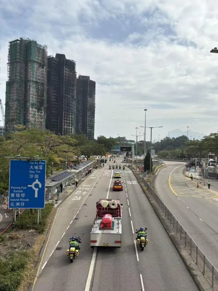 ◎ 上午11时左右,灵车抵达宏福苑,进行路祭