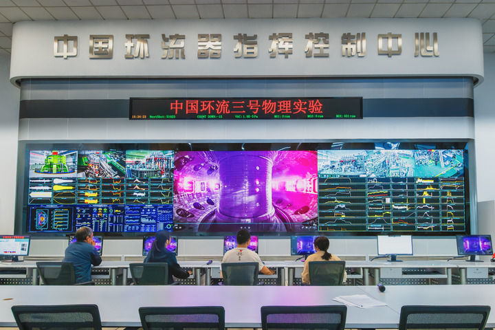 科研人员在位于四川成都的指挥控制中心监测“中国环流三号”物理实验情况（2024年11月4日摄）。新华社发（何淑芳 摄）