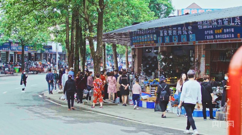 龙水镇街道上五金店铺随处可见（央广网发 肖献果 摄）