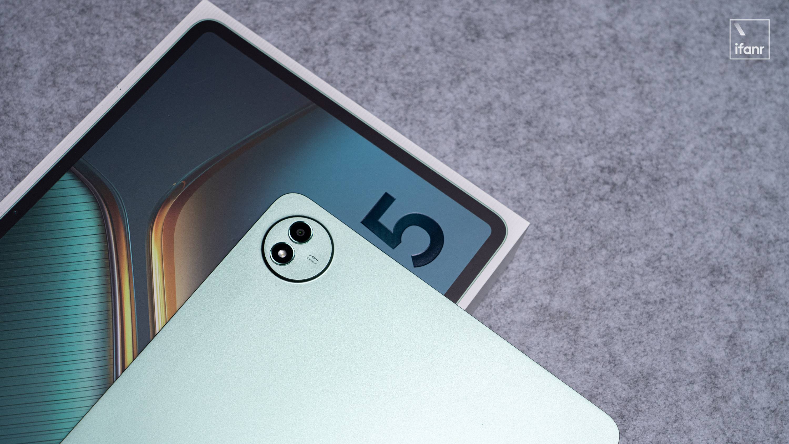 iQOO Pad 5 Pro:专注打游戏,也当生产力 | 新品画报