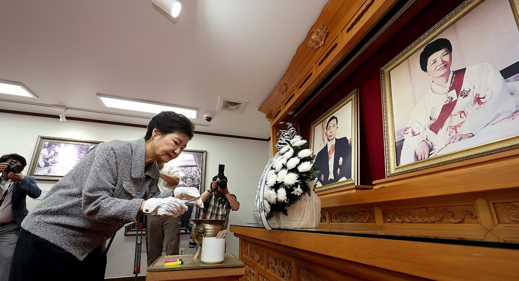 当地时间5月27日，朴槿惠到访其父亲朴正熙的出生地龟尾市并进行悼念。图源：韩媒报道配图