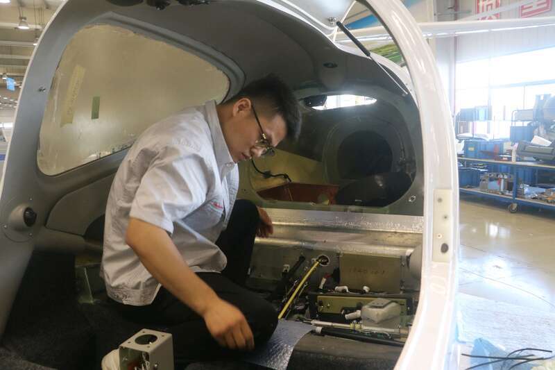 刘前志在一款飞机的机舱内布线。中青报&middot;中青网记者 王海涵/摄