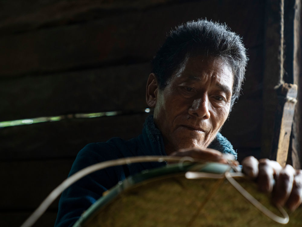 一名村民在编织竹筐(2023年10月11日摄)。新华社记者 孙非 摄