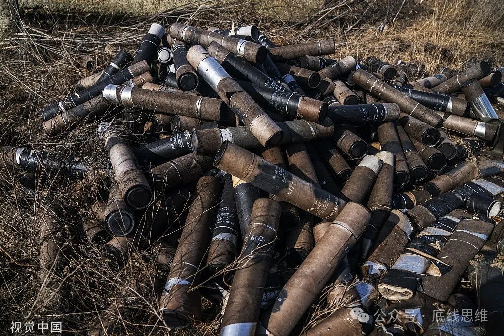 顿涅茨克州，俄乌冲突持续不断，乌克兰士兵使用的火炮武器残骸堆积在战斗阵地上。图片来源：视觉中国