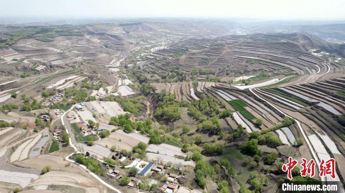 4月底，航拍甘肃省白银市会宁县党家岘乡毛坪村。高莹　摄