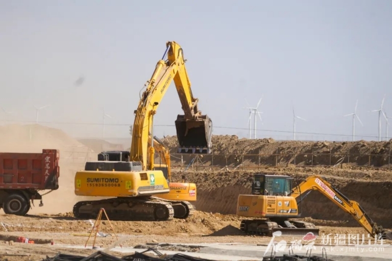8月5日，白石湖煤炭高效综合利用产业区工业废水处理回用项目建设现场，挖掘机正在开挖土方。刘亚辉摄