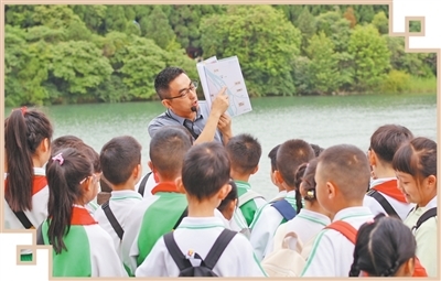 付三云在给学生讲解。　　都江堰市奎光小学供图