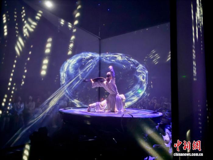 图为演出中,科技舞美和舞者组成的表演。王牧雨 摄