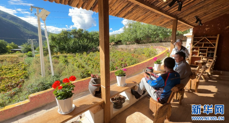 游客在汤堆村游览（9月28日摄）。新华网发（高晨晨 摄）