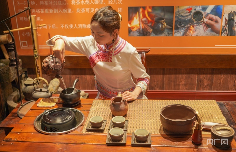 “土家罐罐茶”制作（央广网记者邓子依 摄）