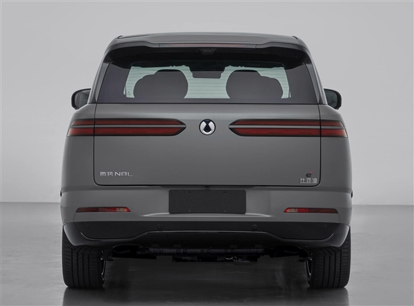 向问界M8亮剑 全新腾势N8L实车亮相:标配三电机四驱