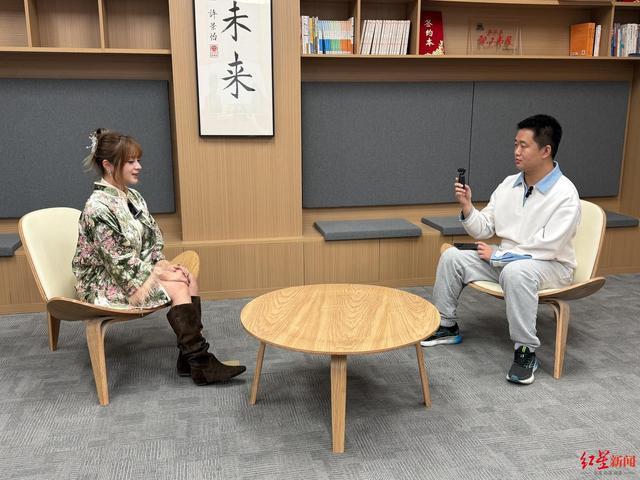 紅星新聞記者采訪美依禮芽