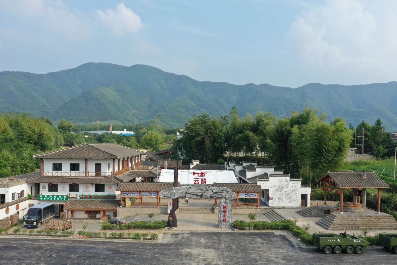 航拍云岭红旅小镇。(无人机照片)云岭镇宣传办供图