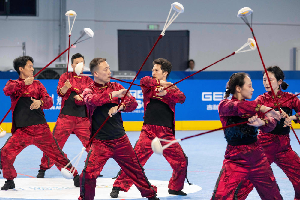 ↑8月10日,成都艺术剧院杂技团的演员在成都世运会单排轮滑球比赛间隙表演节目《巴蜀水流星》。