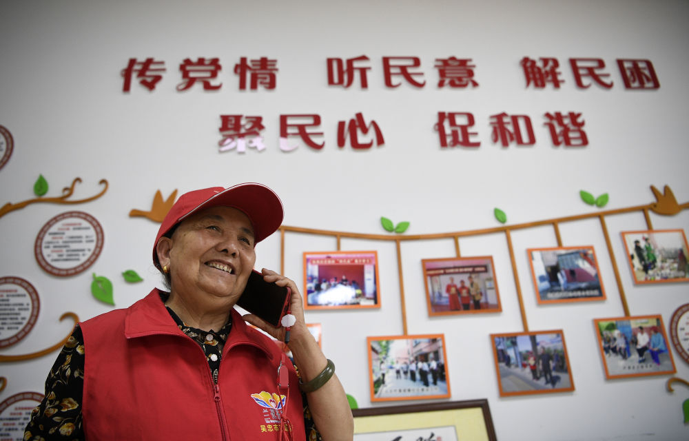 2005年,宁夏吴忠市回族妇女王兰花从社区居委会主任岗位退休后,与6名老同事成立了“王兰花热心小组”。她带领团队二十年如一日坚持志愿服务,每天奔走在社区各个角落,照顾空巢老人、留守儿童,化解矛盾纠纷,帮助解决社区居民的操心事、烦心事、揪心事,用无私奉献温暖着每一个人的心田,成为社区志愿服务“领头羊”,吸引越来越多的人加入志愿服务队伍。这是2021年6月16日,王兰花在社区工作站与居民通电话。