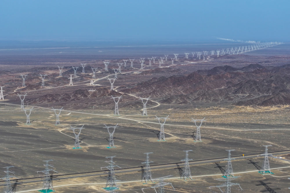 这是3月21日拍摄的哈密—重庆&plusmn;800千伏特高压直流输电配套线路（无人机照片）。新华社记者 丁磊 摄
