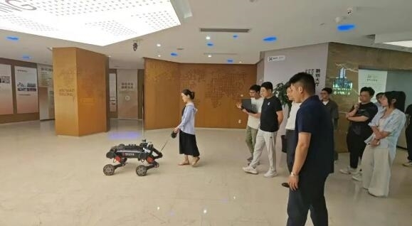 智元研究院智能四足机器人“导盲犬”首秀:成功将盲人带到8楼